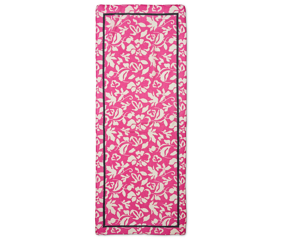 Un chemin de table rose avec un motif floral crème et une bordure noire.