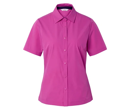 Une chemise rose à manches courtes sur un fond blanc.