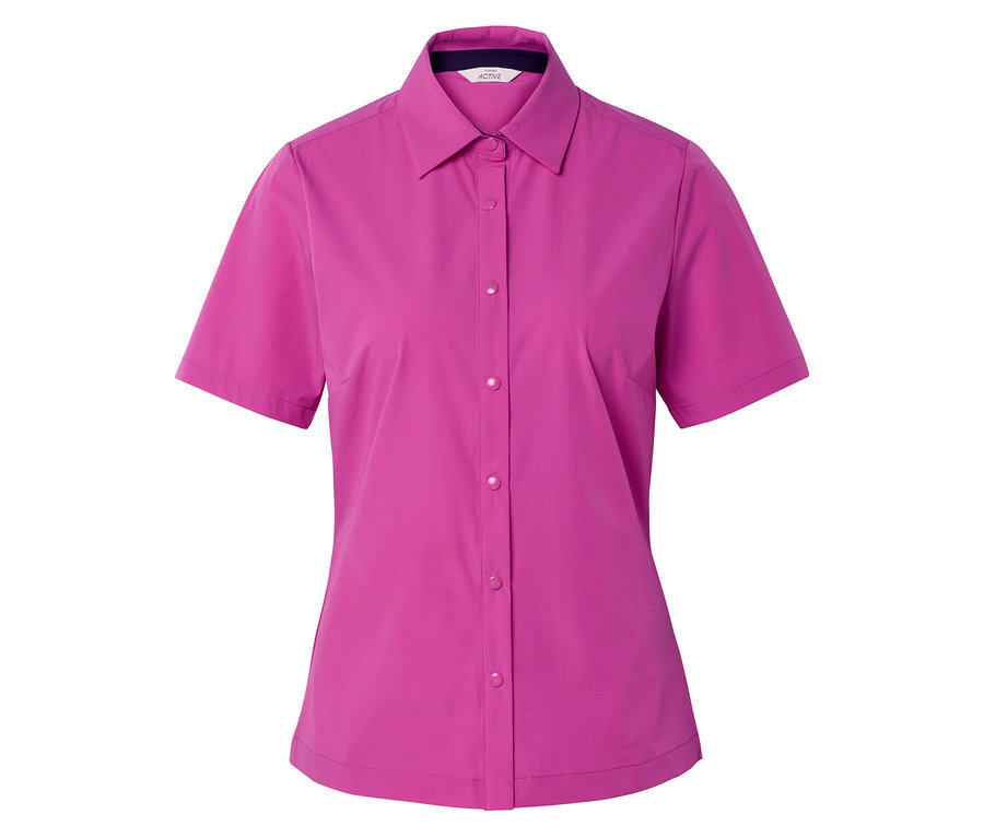 Une chemise rose à manches courtes sur un fond blanc.