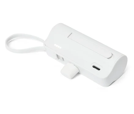 Un bloc-batterie blanc rectangulaire avec un port USB-C intégré et une boucle est posé sur un fond blanc.