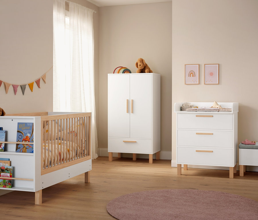 Chambre d'enfant avec armoire blanche, table à langer, lit avec livres et tapis rose »Charme«, env. 160 cm.