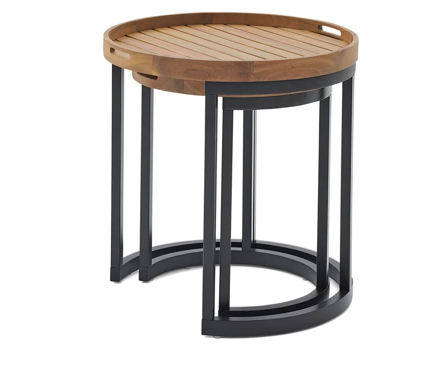 Deux tables d'appoint rondes en bois avec des pieds en métal noir sont imbriquées l'une dans l'autre sur un fond blanc.