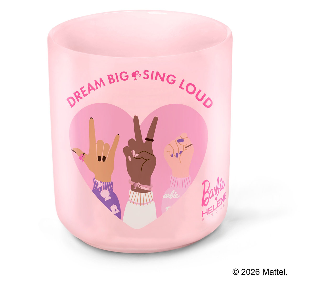 Une tasse rose avec l'inscription "Dream Big Sing Loud" et trois mains faisant différents gestes.