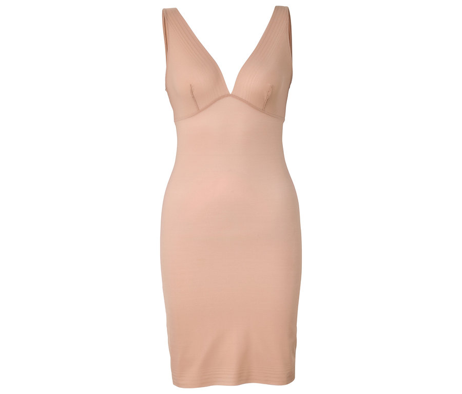 Robe sculptante beige avec encolure en V.