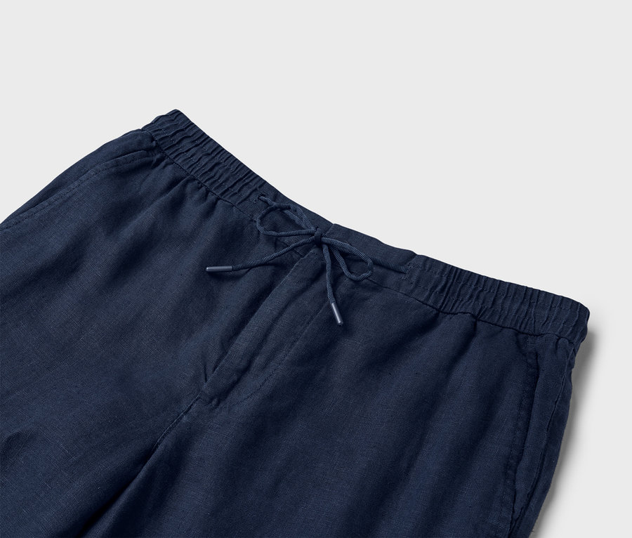 Vue détaillée d'un pantalon en lin bleu marine avec cordon de serrage.