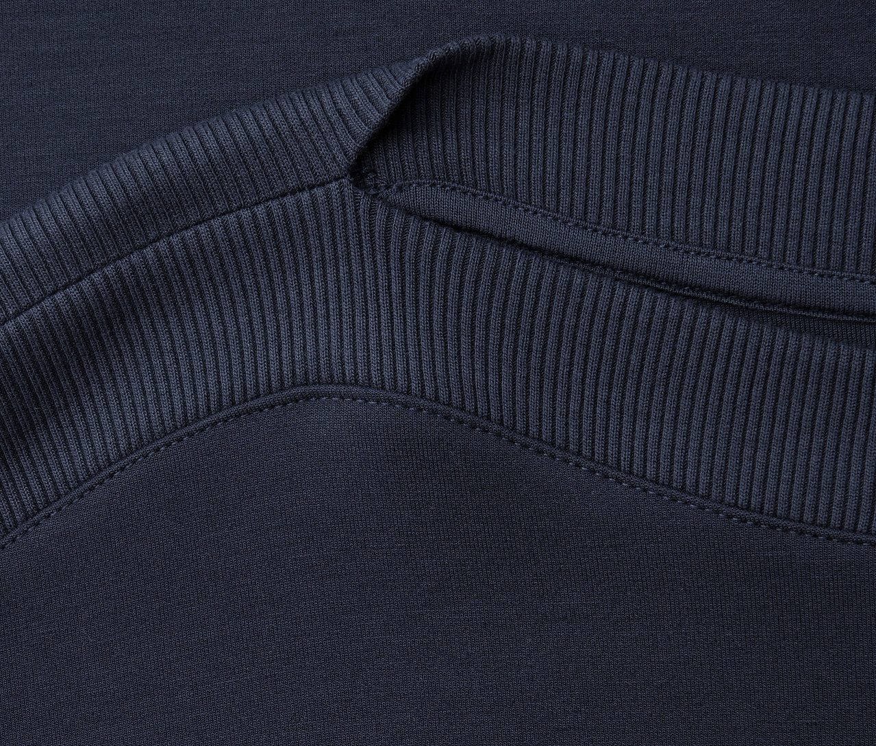 Gros plan de l'encolure côtelée de la chemise à manches courtes bleu marine Street One.