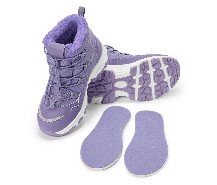 Des bottes d'hiver violettes à semelles blanches sont posées à côté de semelles intérieures violettes sur fond blanc.