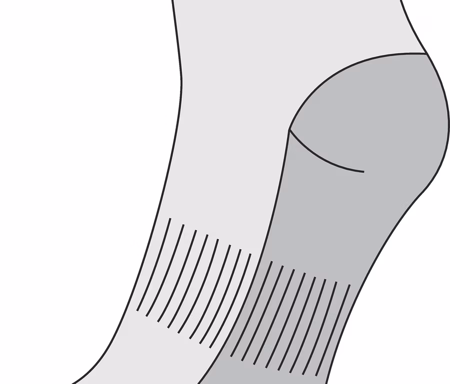 Gros plan d'une paire de 2 chaussettes de sport courtes grises.