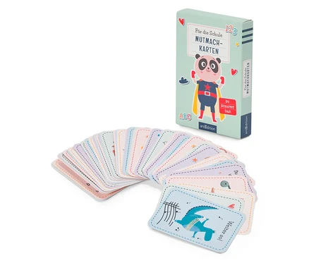 Un jeu de cartes avec une boîte représentant un panda super-héros et des cartes étalées avec différentes illustrations.