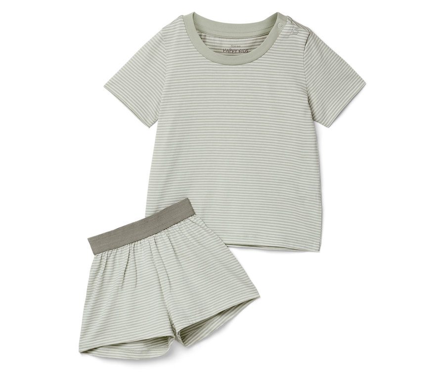 Un pyjama rayé à manches courtes avec un short posé sur un fond blanc.