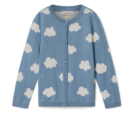 Cardigan tricoté bleu clair avec motif nuages blancs et patte de boutonnage.