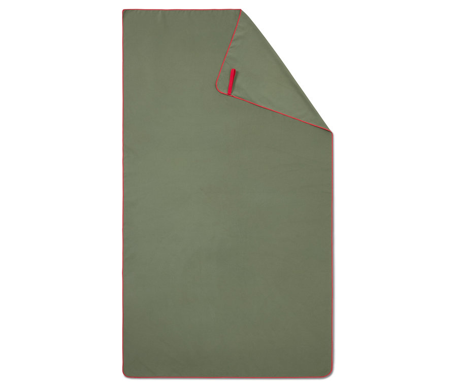 Couverture vert olive avec bordure rouge et boucle, partiellement pliée.