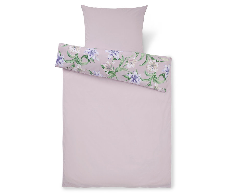 Ensemble de literie lilas clair, partiellement avec motif floral.