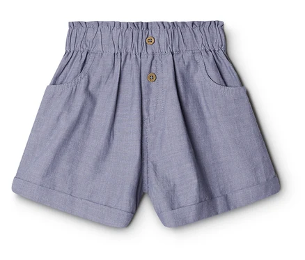 Short paper bag pour enfant bleu clair avec taille élastiquée, deux boutons en bois et ourlets retroussés.