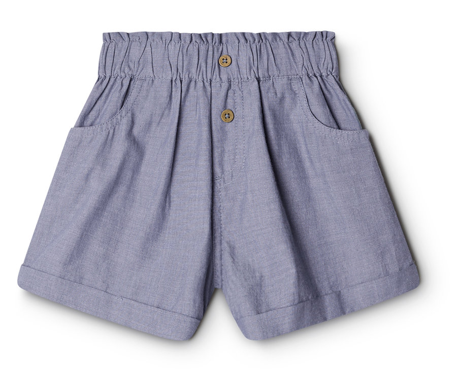 Short paper bag pour enfant bleu clair avec taille élastiquée, deux boutons en bois et ourlets retroussés.