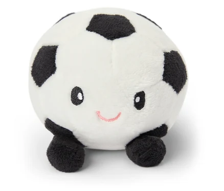 Un ballon de foot en peluche avec un visage repose sur un fond blanc.