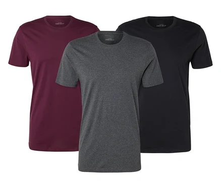 Trois t-shirts bordeaux, gris et noir sur fond blanc.
