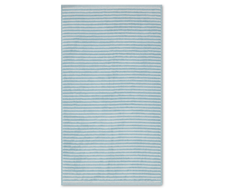 Une serviette bleu clair avec des rayures blanches posée à plat sur une surface blanche.