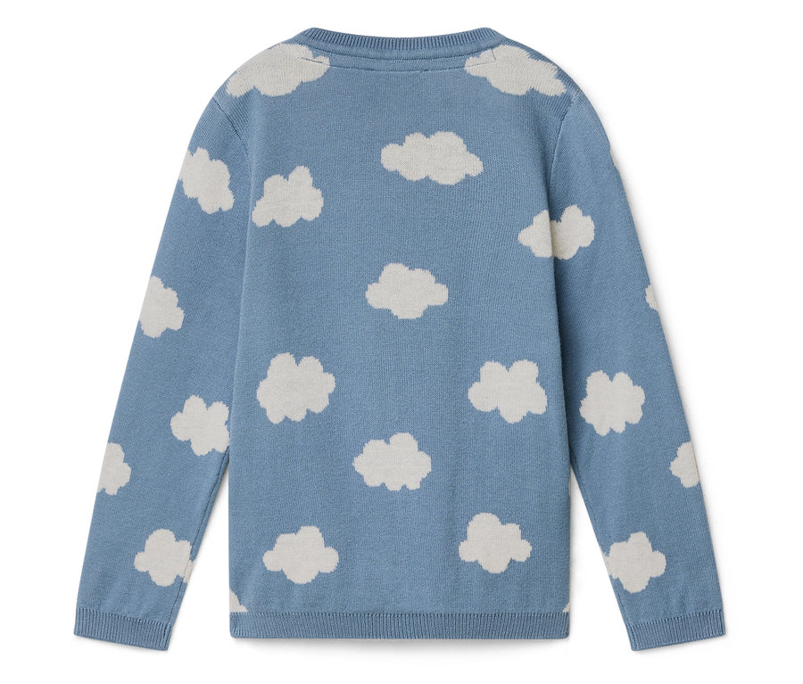 Pull bleu clair avec motif nuages blancs.
