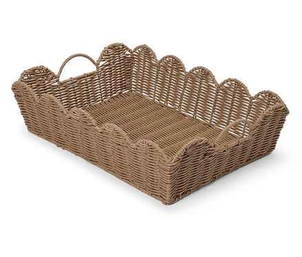Un panier rectangulaire en rotin marron sur un fond blanc.