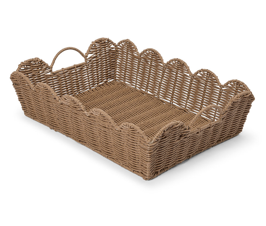 Un panier rectangulaire en rotin marron sur un fond blanc.