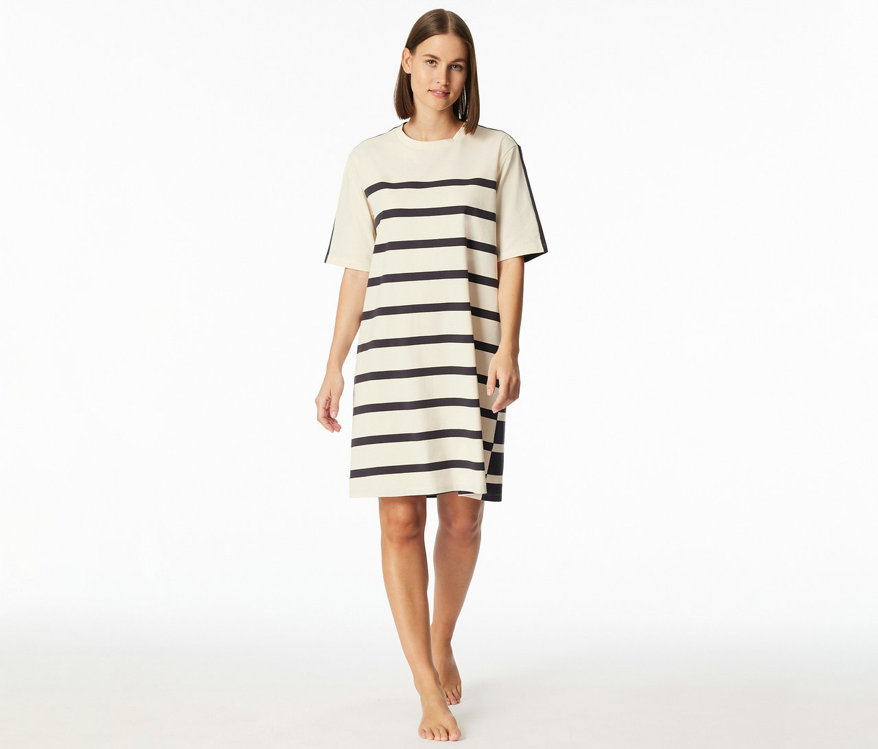 Femme portant une chemise de nuit SCHIESSER rayée à manches courtes.