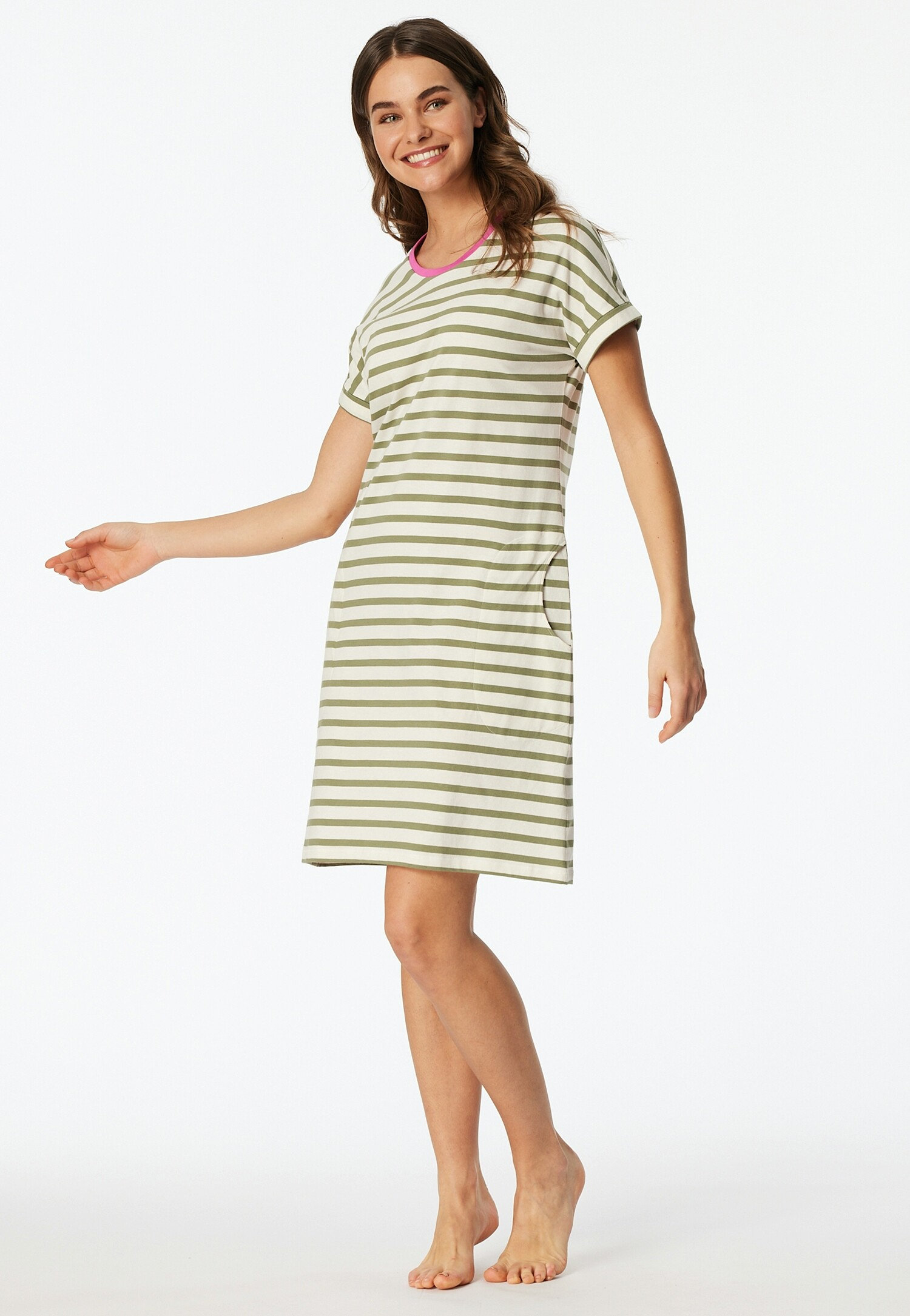 Femme portant une robe t-shirt rayée avec des détails roses à l'encolure.