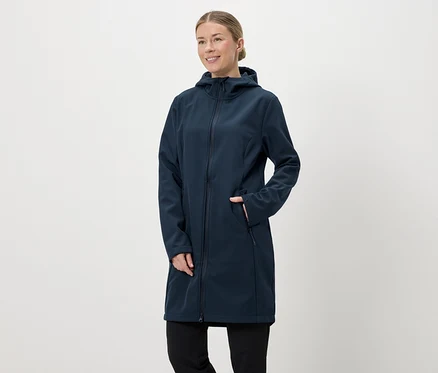 Femme portant un long manteau softshell bleu marine à capuche et fermeture éclair, la main dans la poche.