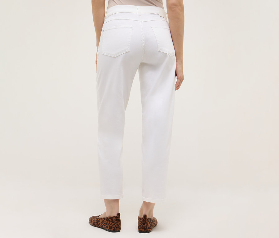 Vue arrière d'une femme portant un jean blanc Angels Denim « Evy Cool » O-Shape et des chaussures marron à motif animal.