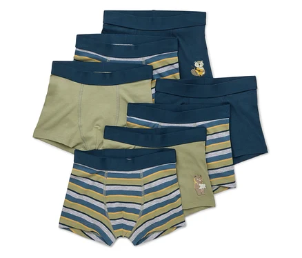 Sept boxers pour enfants de différentes couleurs et motifs sont superposés.