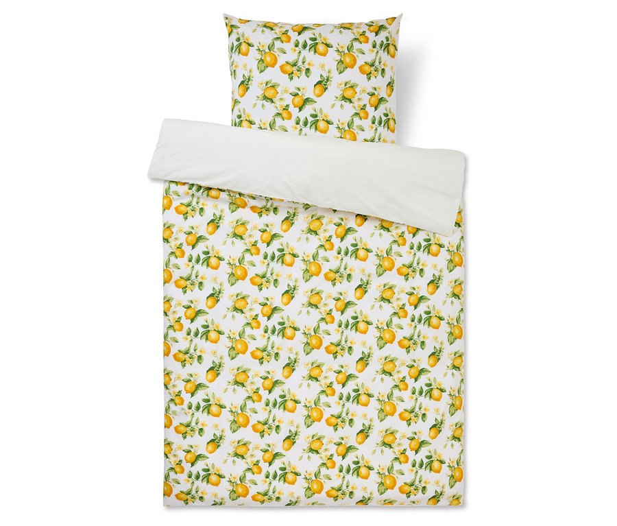 Ensemble de literie à motif citronné, comprenant une taie d'oreiller et une housse de couette, sur fond blanc.