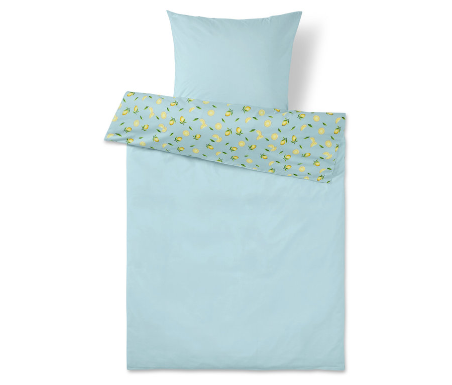 Vue de dessus d'une parure de lit bleu clair à motif citron, composée d'une taie d'oreiller et d'une housse de couette.