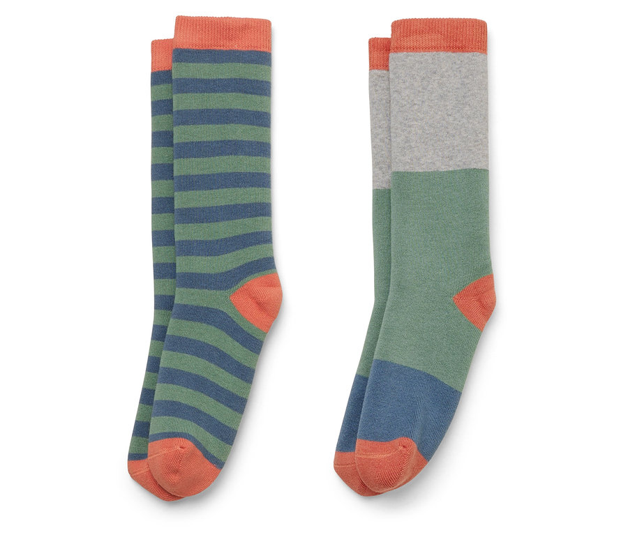 Deux paires de chaussettes sont côte à côte. Une paire est rayée vert et bleu, l'autre est grise, verte et bleue.