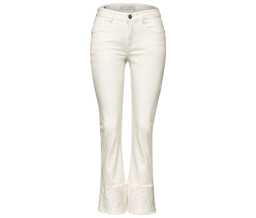 Jean Street One blanc avec une jambe courte, légèrement évasée et une broderie ajourée à l'ourlet.