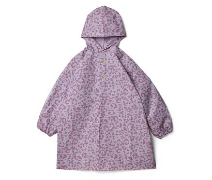 Poncho de pluie pour enfant violet clair avec un motif abstrait violet plus foncé, une capuche, des manches longues à poignets élastiques et trois boutons-pression jaunes au col.