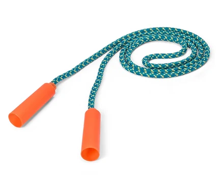 Une corde à sauter bleu et jaune avec des poignées orange repose sur un fond blanc.