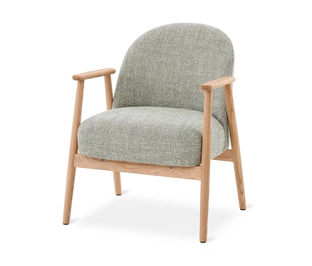 Fauteuil avec revêtement en tissu chiné vert clair et structure en bois clair.