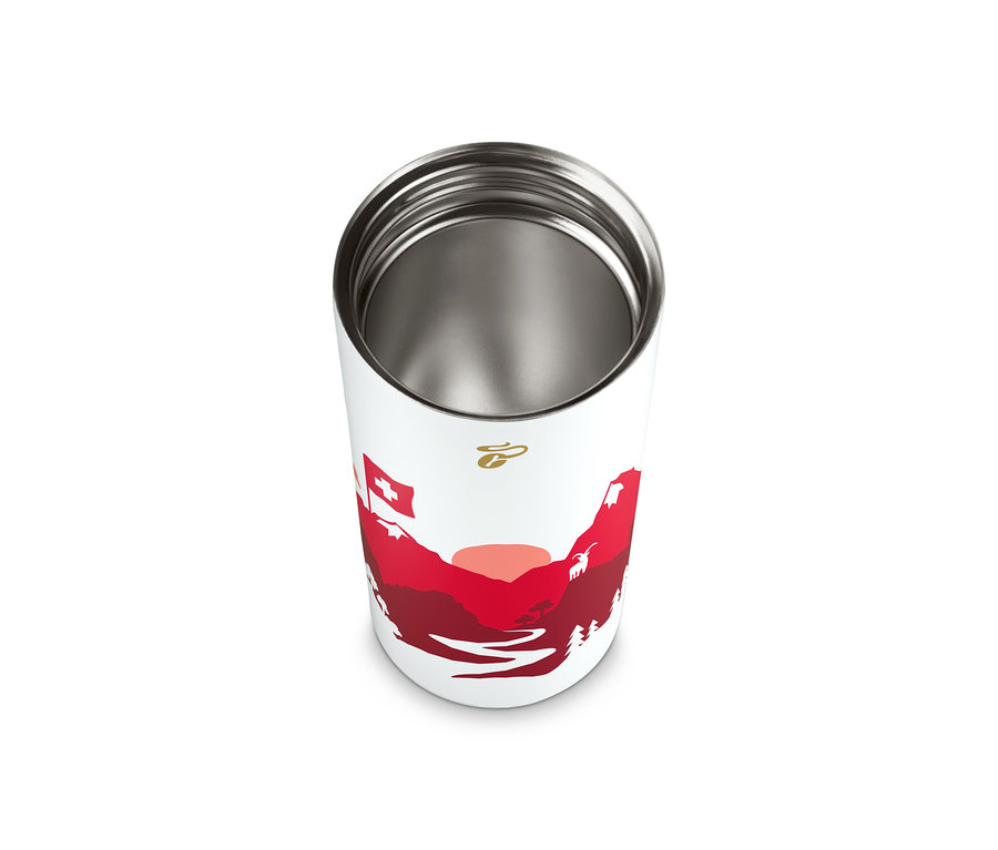 Mug de voyage blanc avec un motif de paysage montagneux rouge et orange, représentant un drapeau suisse, un soleil et une chèvre.