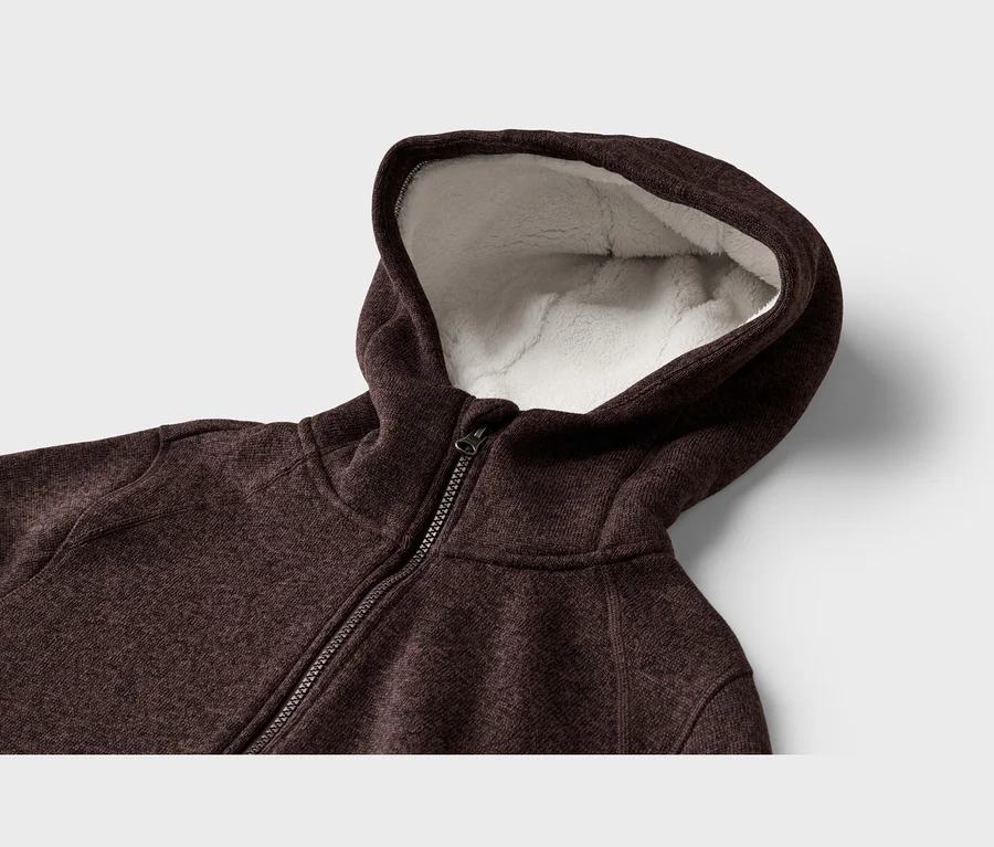 Gros plan d'un sweat à capuche zippé marron foncé chiné, avec une doublure en sherpa blanche et moelleuse dans la capuche.