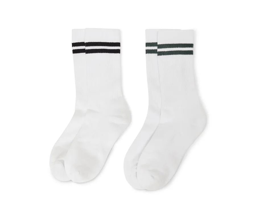 Deux paires de chaussettes blanches, une paire avec deux rayures noires et l'autre avec deux rayures vert foncé près du bord supérieur.