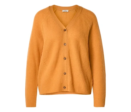 Cardigan en maille jaune moutarde avec col en V, motif côtelé et boutons marron.