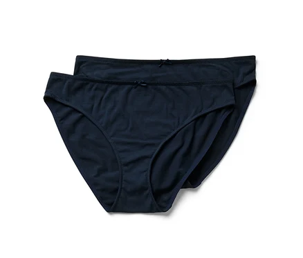 Deux culottes bleu marine sont posées l'une sur l'autre.
