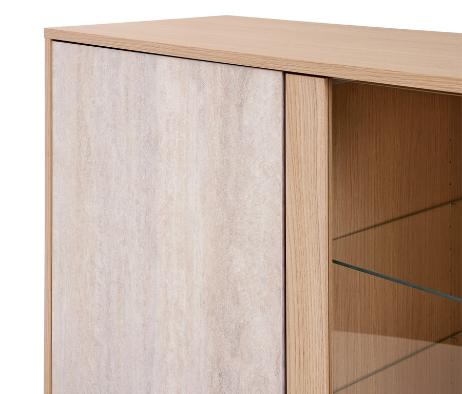 Gros plan d'une armoire en bois clair avec une porte texturée beige clair à gauche et une section ouverte avec des étagères en verre à droite.