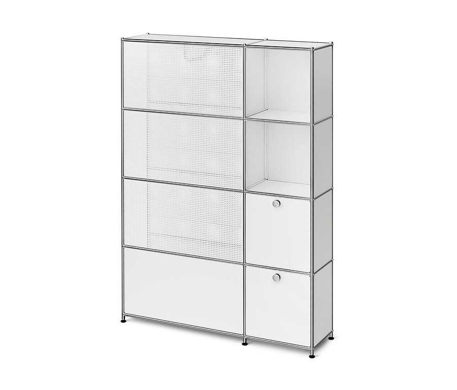 Étagère modulaire blanche avec cadre chromé. À gauche, trois portes perforées, en bas une porte pleine. À droite, deux étagères ouvertes en haut, deux placards avec poignées en bas.