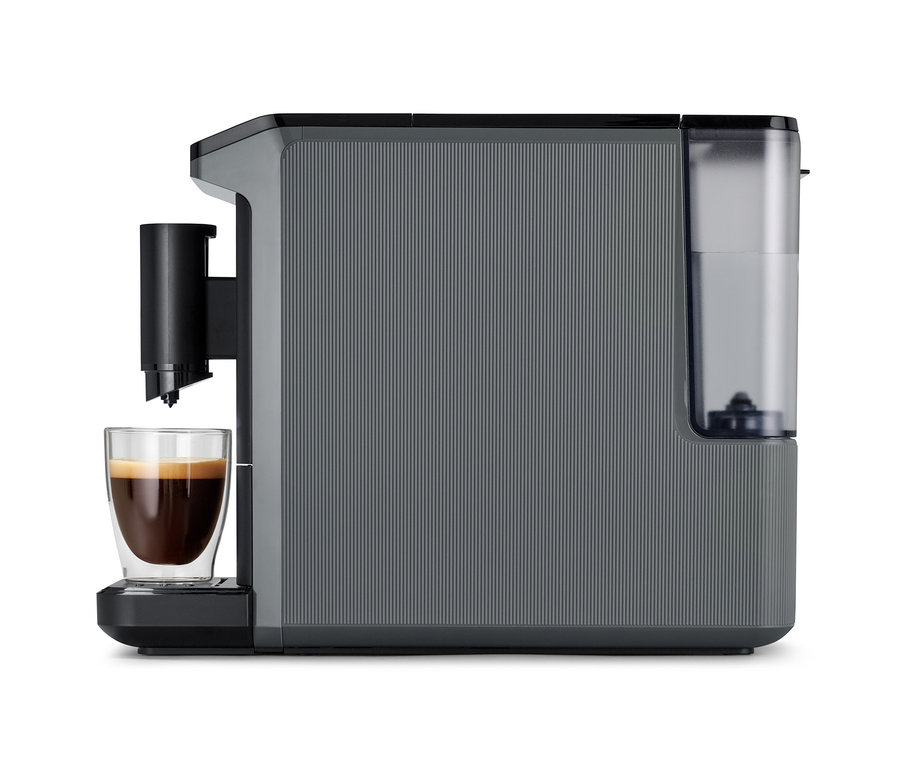 Machine à café grise « Esperto mini » préparant du café dans une tasse en verre.