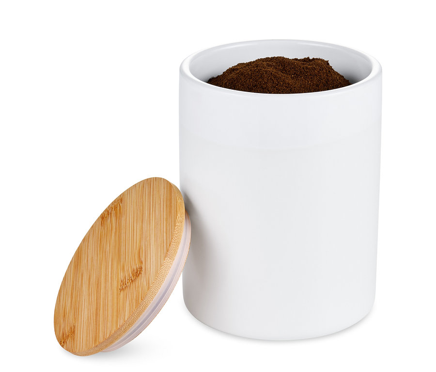 Boîte à café blanche en céramique de 500 g avec couvercle en bois et café à l'intérieur.