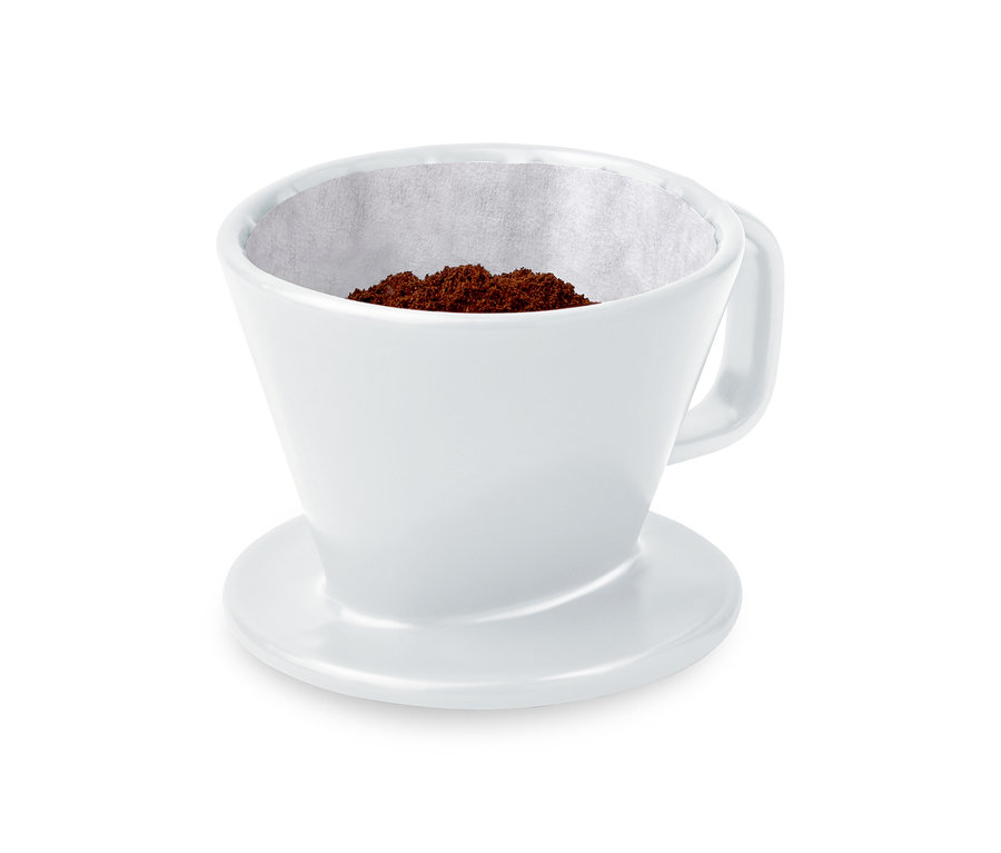 Un filtre à café manuel blanc, taille 101, rempli d'un filtre en papier et de café moulu. Fait partie d'un Handzubereitungs-Starterset.