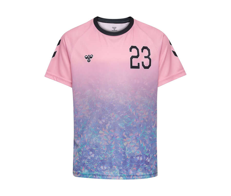 T-shirt hummel® HMLJR Shimmer à manches courtes rose et violet avec un motif géométrique. Le haut est rose, s'estompant en un motif violet et bleu chatoyant. Il présente un col noir, le logo Hummel et le numéro 23 sur le devant.