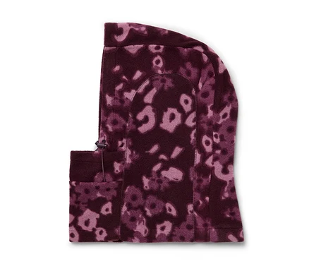 Une cagoule bordeaux à motif floral sur fond blanc.