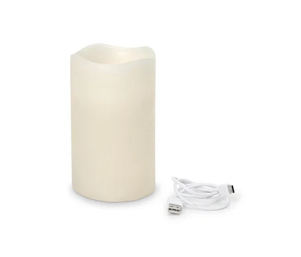 Une bougie cylindrique blanche et un câble de chargement USB sur fond blanc.